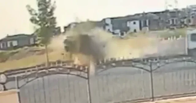 Kontrolden çıkan otomobil havalanıp bahçe duvarına çarptı VİDEO İZLE