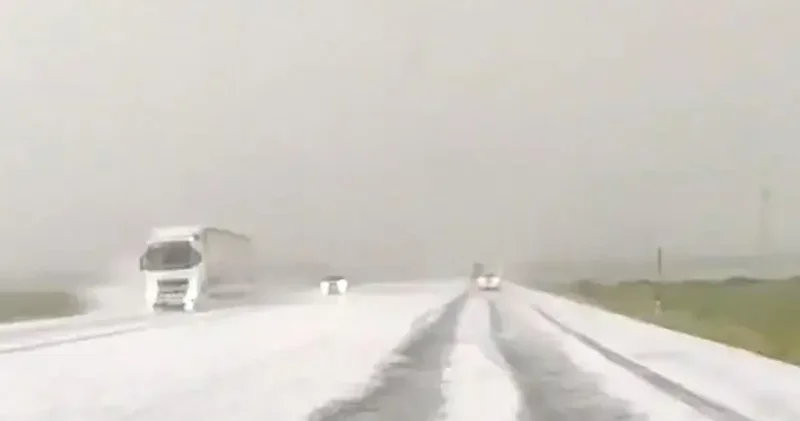 Kars Selim karayolunda dolu ve fırtına etkili oldu