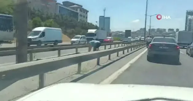 TEM de para götüren motokurye düştü, yola saçılanları vatandaşlar topladı