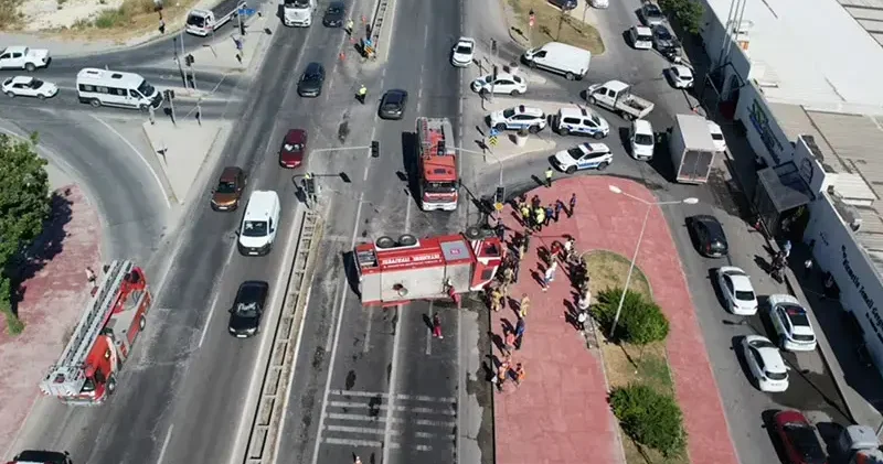 Büyükçekmece de itfaiye aracı devrildi; yol trafiğe kapatıldı