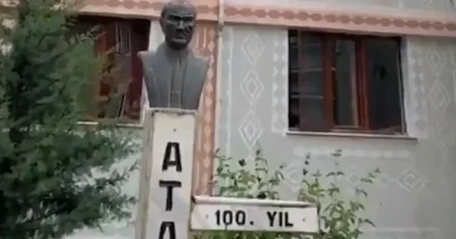 Cami bahçesindeki Atatürk büstü dikkat çekti VİDEO İZLE