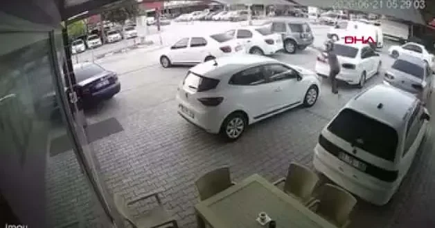 Adana da oto galeriye silahlı saldırı kamerada; çok sayıda araca kurşun isabet etti