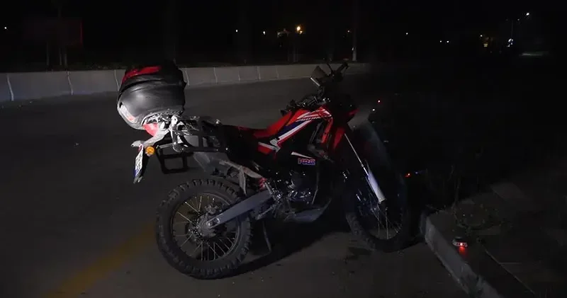 Kaldırıma çarpan motosiklet metrelerce savruldu: 1 ölü