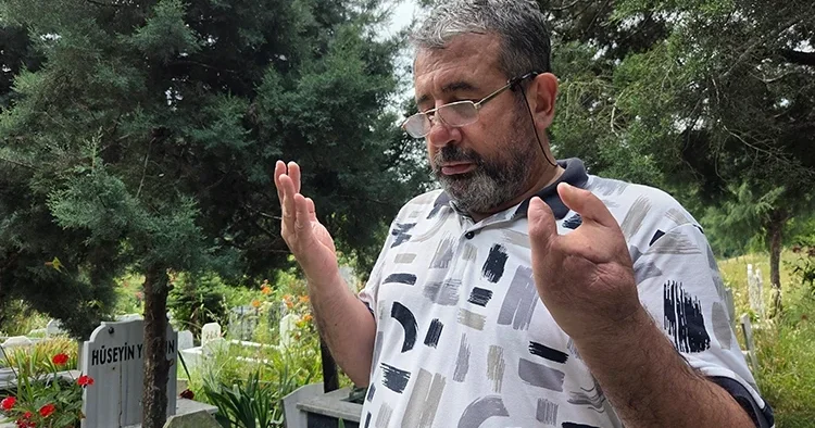 Kiracısına ulaşamayan ve parasını alamayan ev sahibi, kiracısını babasının mezarına şikayet etti