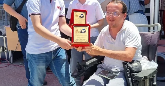 Eskişehir Mehmet Gedik Ortaokulu nda mavi kapaklar umuda dönüştü Mavi kapaklar sayesinde 4 tekerlekli sandalye sahiplerini buldu Eskişehir Haberleri Habertürk Yerel Haberler