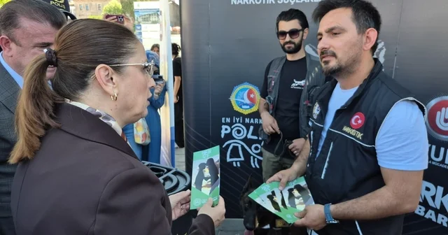 Vali çocuklarla çizgi film izledi, dijital bağımlılığa karşı uyardı Bartın Haberleri Habertürk Yerel Haberler