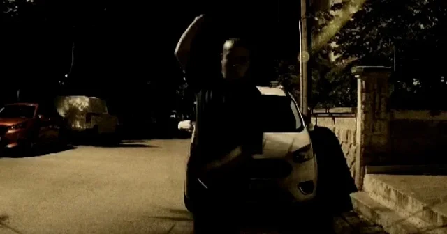 Konya da bir şahsın komşusunun otomobiline tuğla attığı anlar kameraya yansıdı VİDEO İZLE