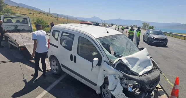 Van da hafif ticari araç, park halindeki askeri araca çarptı; 1 şehit, 4 ü asker 5 yaralı Van Haberleri Habertürk Yerel Haberler