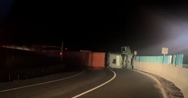 Bolu Dağı nda askeri mühimmat yüklü TIR devrildi: Bölge güvenlik şeridine alındı VİDEO İZLE