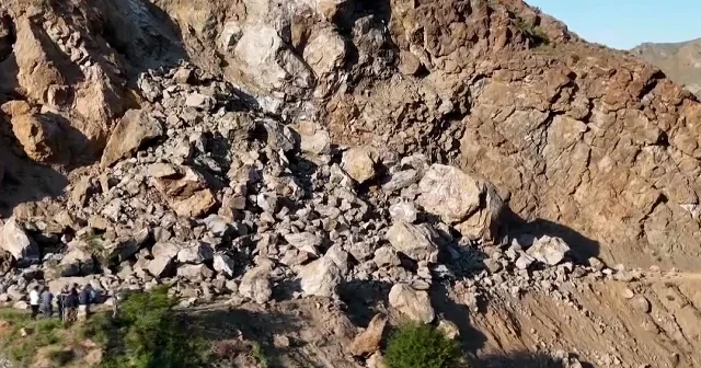 Erzurum da dev kayalar yolu kapattı VİDEO İZLE