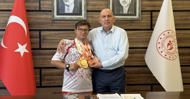 Down sendromlu milli sporcu Akçakoca dan İl Gençlik ve Spor Müdürü Üzgün e ziyaret Tekirdağ Haberleri Habertürk Yerel Haberler