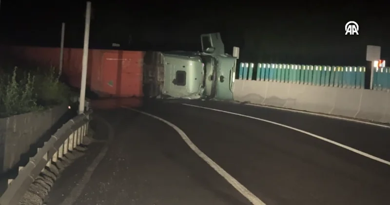 Askeri mühimmat yüklü TIR devrildi! İstanbul yönü ulaşıma kapandı Sözcü Gazetesi