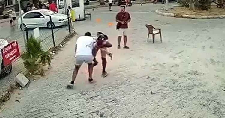 Muğla’da sokak ortasında bıçaklı kavga! Birbirini yaralayan iki kişiden birinin durumu ağır
