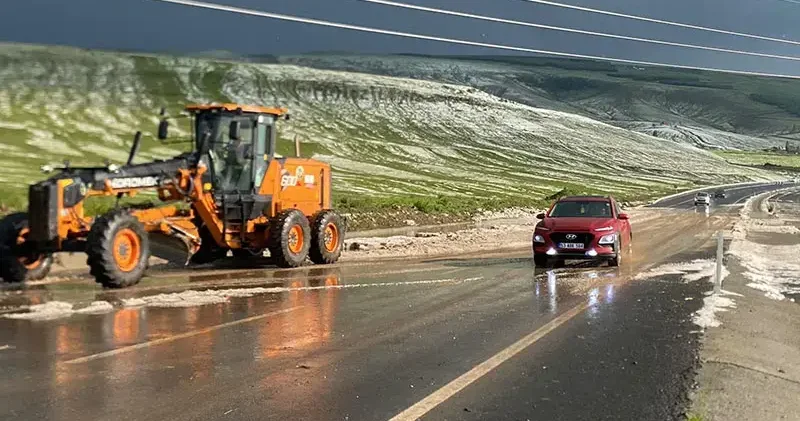 Ardahan Göle yolu dolu nedeniyle geçici süre ulaşıma kapandı