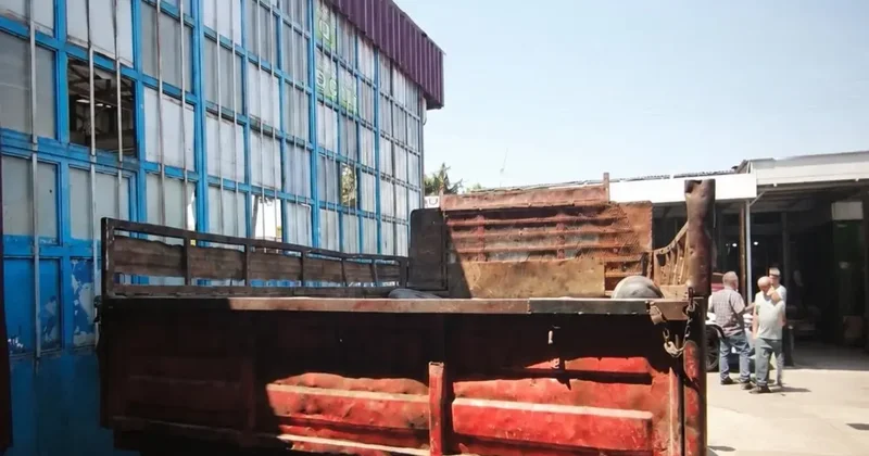 Hurda kasaları eğik şekilde taşıyan kamyonete ceza