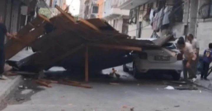 Fırtınada 4 katlı binanın çatısı uçtu, çocuklar son anda kurtuldu