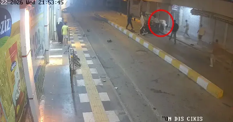 Refüje çarparak takla atan otomobilin sürücüsü yaralandı; kaza kamerada