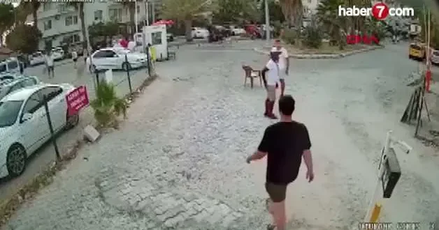 Muğla da sokak ortasında bıçaklı düello: Kan donduran görüntüler ortaya çıktı