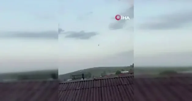 Hava aniden değişti paraşütçüler zeytinliğe acil iniş yaptı: O anlar kamerada!
