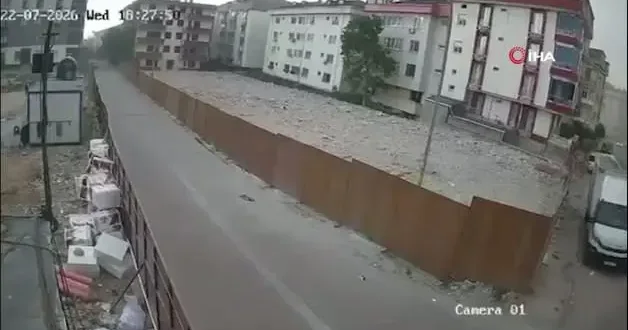 Avcılar da depremi andıran görüntüler! Fırtınada inşaat alanı yerle bir oldu
