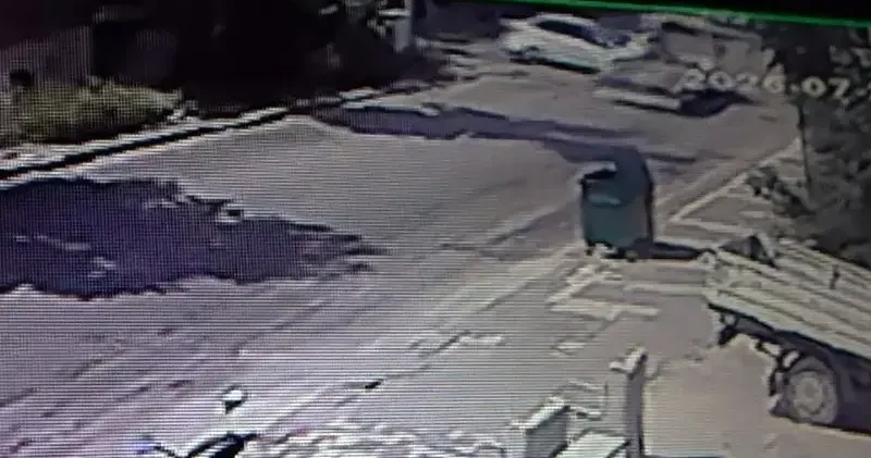 Otomobil ile çekicinin çarpıştığı kaza kamerada; 5 yaralı
