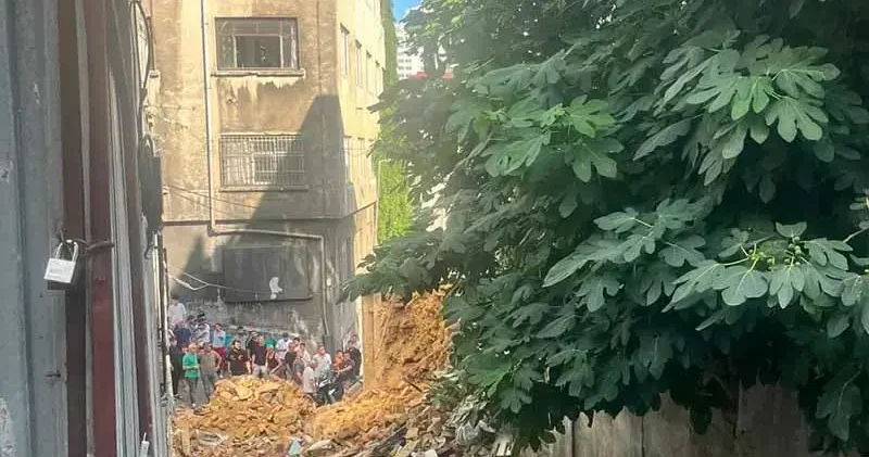 Beyoğlu na metruk binada kısmi çökme