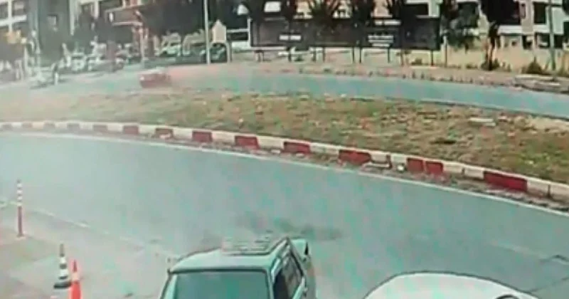 Yayalara çarpan otomobil site bahçesine devrildi: 1 i ağır 3 yaralı