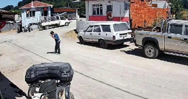 Çanakkale de 12 yaşındaki Eren, yere düşen Atatürk portresini öpüp kaldırdı
