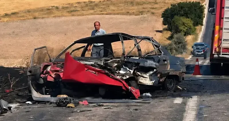 Çarpışan otomobillerden biri alev aldı: 1 ölü, 2 yaralı