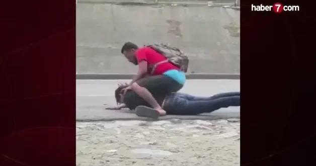 Kavgada arkadaşını öldürmeye çalışan adamı uçan tekmeyle durdurdu!