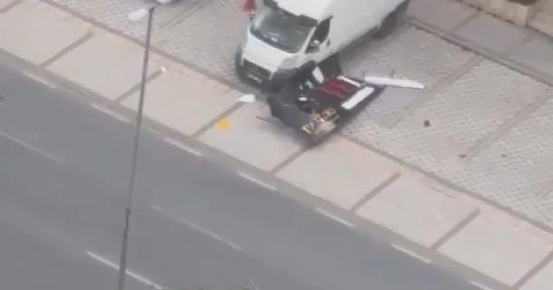 İstanbul da Fırtına: Tabela Yayanın Üzerine Devrildi