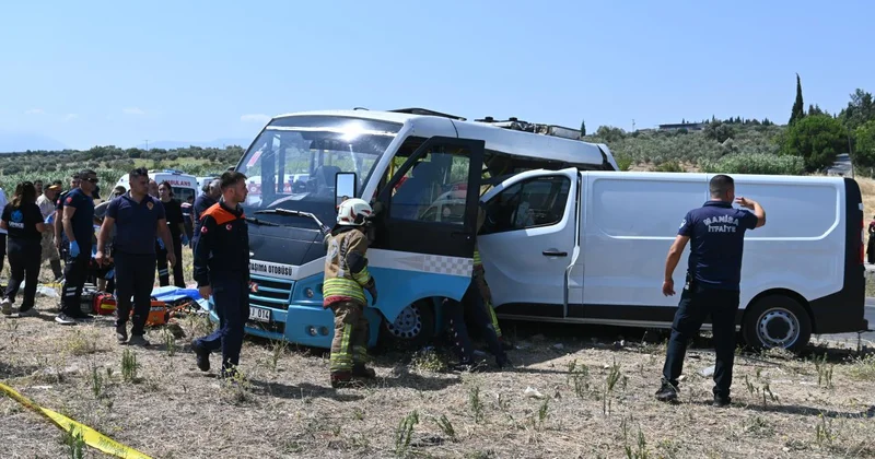 Manisa da midibüsle panelvan çarpıştı: 1 ölü, 10 yaralı