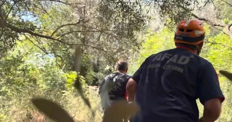 10 metrelik duvardan düşen kadın, yardıma gelen polisleri görünce ormana kaçtı