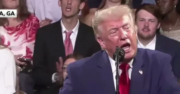 Trump konuşurken arkadan taklidini yaptı