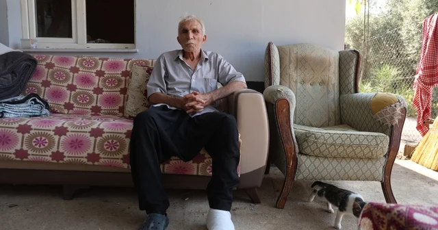 Yaşlı adama çarpıp hiçbir şey olmamış gibi yoluna devam etti Yaşlı adam otomobil çarptıktan sonra dolmuşa binip eve gitti ancak ağrıdan duramayınca daha sonra hastaneye gitti Adana Haberleri Habertürk Yerel Haberler