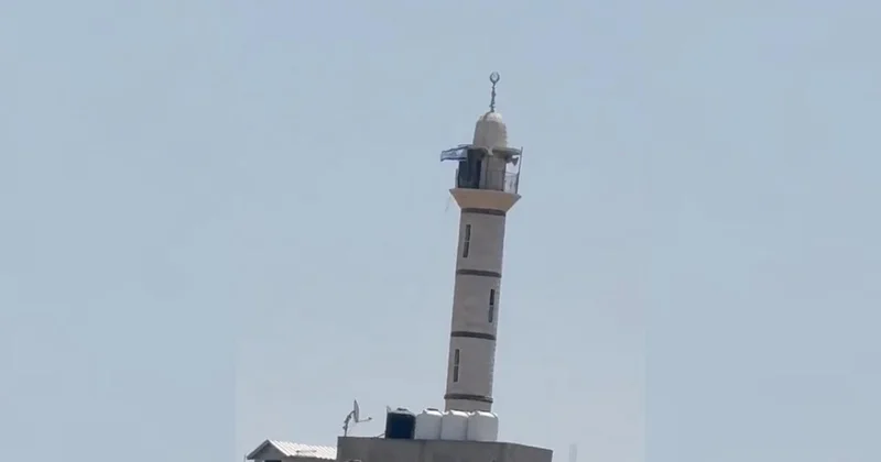 İşgalci İsrail ordusu, Batı Şeria da bir caminin minaresine İsrail bayrağı çekti