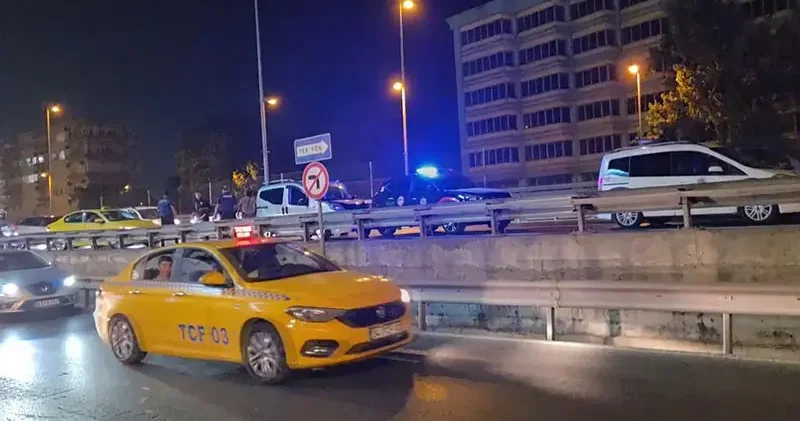 Küçükçekmece D 100 de polis takibe aldığı aracı durdurdu; trafik yoğunluğu oluştu