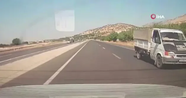 Yola fırlayan eşeğe kamyonet çarptı: Havada metrelerce savruldu!