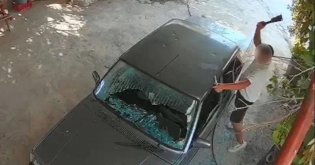 Kadına ait otomobile satır ve bıçakla zarar verdi: O anlar kamerada Mersin Haberleri Habertürk Yerel Haberler
