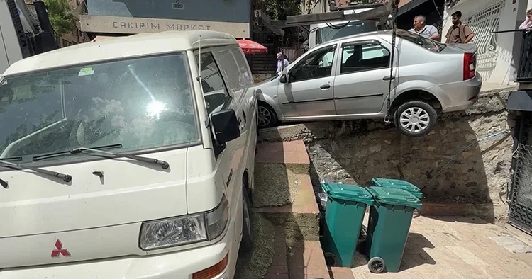 Beyoğlu nda yokuştan kayan kargo aracının çarptığı otomobil askıda kaldı