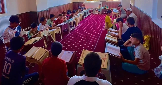Şanlıurfa da 100 bin çocuk yaz aylarını Kuran Kurslarında geçirdi Şanlıurfa da yaz Kuran Kurslarına rekor katılım Şanlıurfa da bu yaz Kuran Kurslarına giden çocuk sayısı 100 bini geçti Şanlıurfa Haberleri Habertürk Yerel Haberler