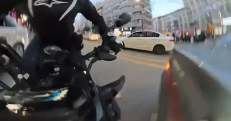 Motosiklet sürücüsü otomobile çarparak takla attı