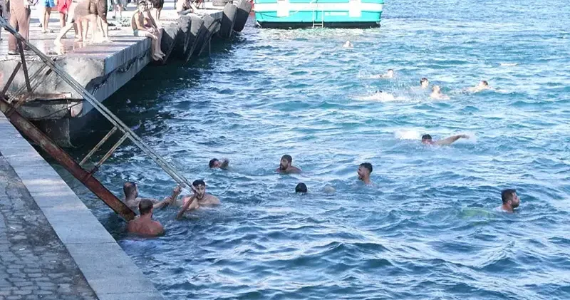 İstanbul da sıcaktan bunalanlar Bebek Sahili nde serinledi