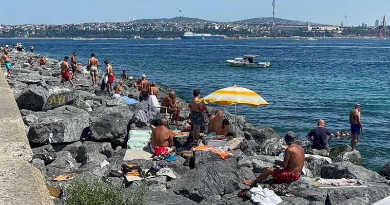 İstanbul’da sıcaktan bunalanlar Boğaz’a akın etti Son dakika haberleri
