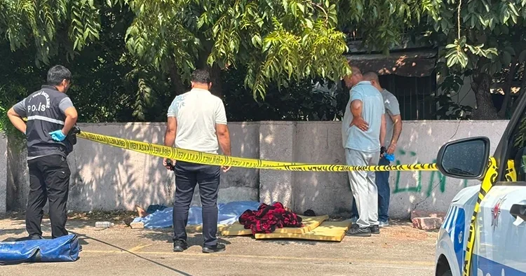 Antalya da pazar yerinde yarı çıplak ceset bulundu: Kimliği parmak izinden tespit edildi