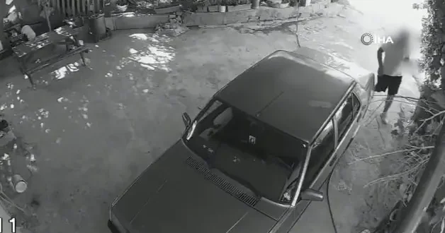 Mersin de eski sevgili vahşeti: Otomobili satır ve bıçakla delik deşik etti!
