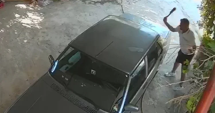Mersin de eski sevgilisinin otomobilini satırla parçaladı: KADES ihbarıyla yakalandı