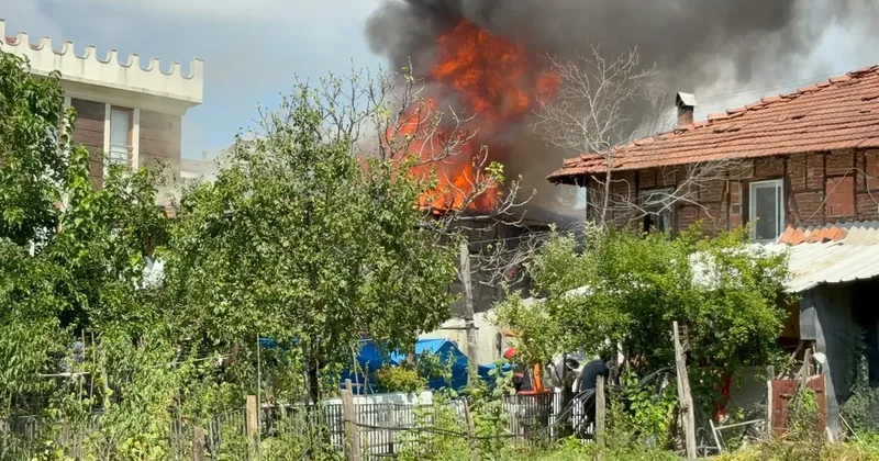 Sakarya da iki katlı ahşap evde çıkan yangın söndürüldü