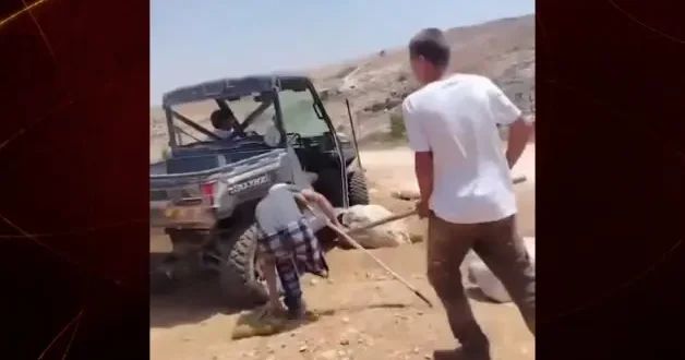 Batı Şeria da insanlık dışı şiddet: Siyonist Yahudi Filistinliye saldırdı!