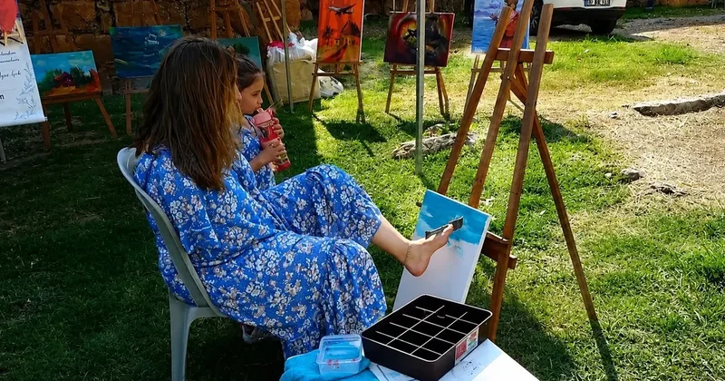 5 yaşında hayatı değişti: Ayaklarıyla yaptıkları hayran bıraktı
